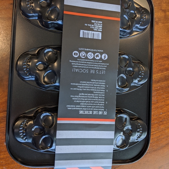 Skull cakelit pan nordicware 3 cup  Halloween - Picture 2 of 2